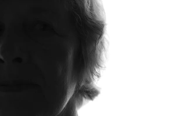 Silhueta preto e branco de uma mulher idosa em um fundo isolado — Fotografia de Stock