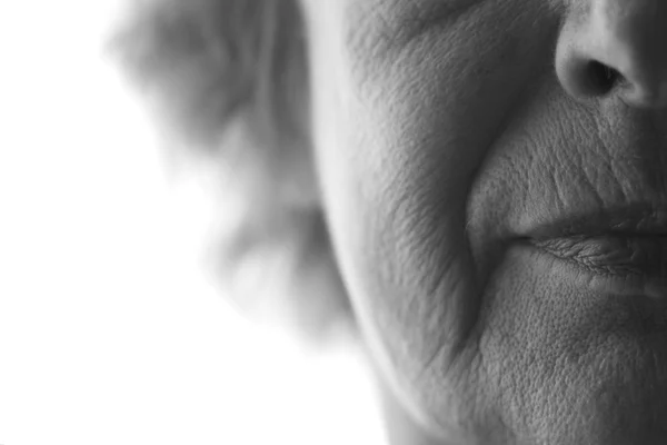 一个老妇人的脸的黑白照片 — 图库照片