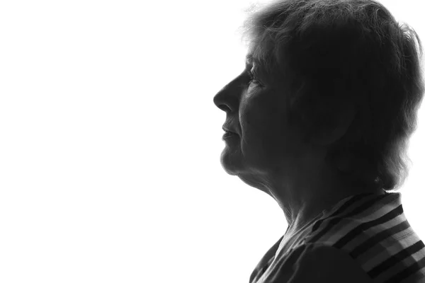 Черный и белый силуэт профиля пожилой женщины на изолированном фоне — стоковое фото