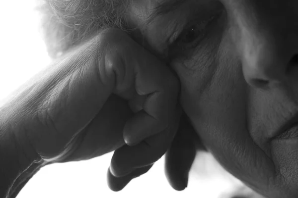Retrato preto e branco de uma mulher em anos que cuidadosamente colocar a mão na cabeça — Fotografia de Stock
