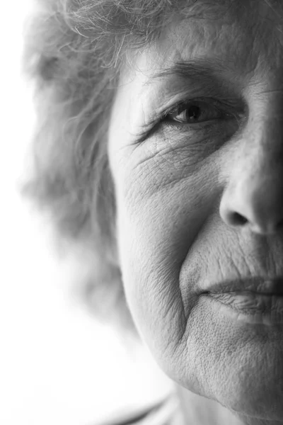老妇人在孤立的背景上的黑色和白色的轮廓 — 图库照片