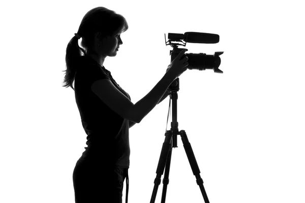 비디오 장비 및 그것으로 작업 하는 다음 서 여자의 흑백 실루엣 — 스톡 사진