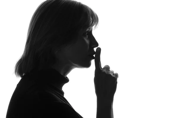 onun parmağı çağıran dudaklarını sessiz kesmişler bir kadının siyah beyaz fotoğraf