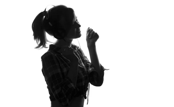 Menina ouvindo música em fones de ouvido e canta — Fotografia de Stock