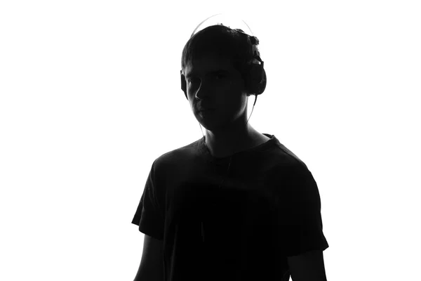 Na białym tle portret czarno-biały nastolatek słuchanie muzyki w słuchawkach duże — Zdjęcie stockowe