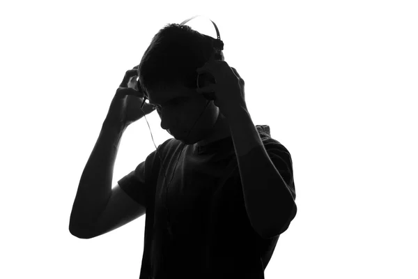 Retrato preto e branco de um adolescente ouvindo música em fones de ouvido — Fotografia de Stock
