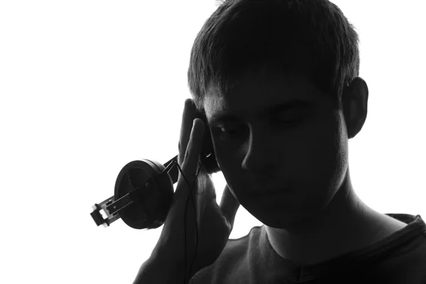 Retrato de um jovem que ouve música anexar a alto-falantes de fone de ouvido — Fotografia de Stock