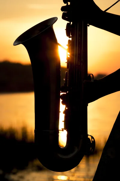 Silueta de un saxofón al atardecer — Foto de Stock