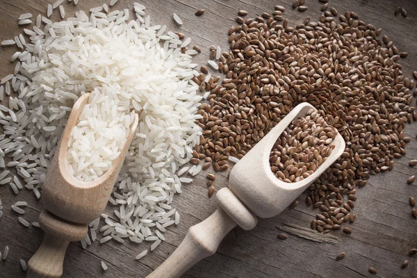 Foto auf dem Küchentisch verschütteten Reis und Sesam in Holzklingen — Stockfoto