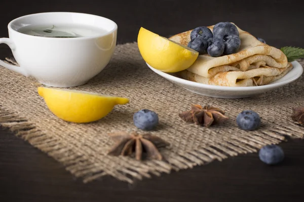 Frühstück mit Minztee und Pfannkuchen mit Blaubeere, Zitrone, Sternanis — Stockfoto