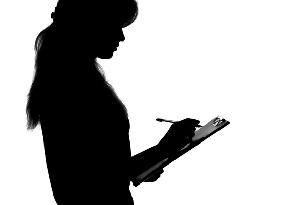 Silhouette en noir et blanc d'une jeune femme songeant à accepter ou non l'offre et à signer un document qui est déjà entre ses mains — Photo