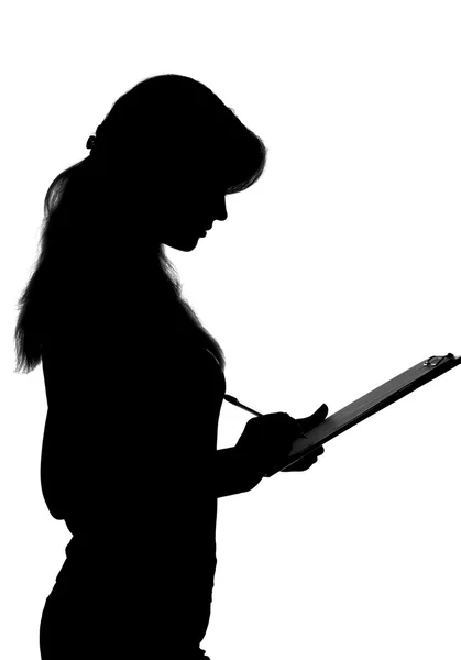 Silhouette noire et blanche d'une femme travaillant dans un bureau avec un dossier pour draps et un stylo dans les mains — Photo