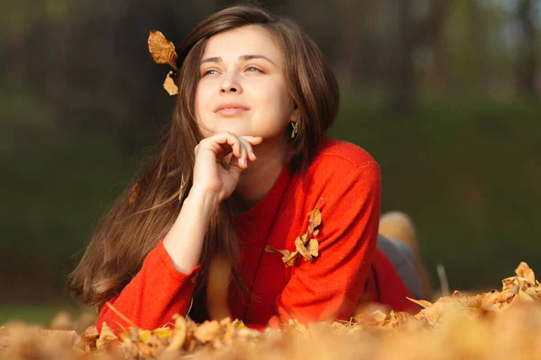 Gelukkig Vrouw Liggend Gevallen Herfst Bladeren Bos Outdoor Meisje Portret — Stockfoto