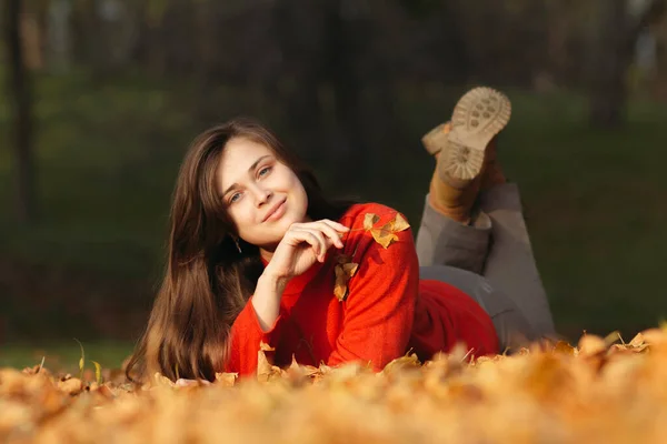 Ormanda Düşen Sonbahar Yapraklarının Üzerinde Yatan Mutlu Kadın Açık Havada — Stok fotoğraf
