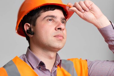 Gri şapkalı başarılı bir inşaat işçisinin portresi. Başarılı bir mühendis.