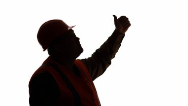 Silüet profili, kasketli şişman işçinin başparmağını göstermesi - beyaz izole edilmiş arka plan, inşaat endüstrisi konsepti