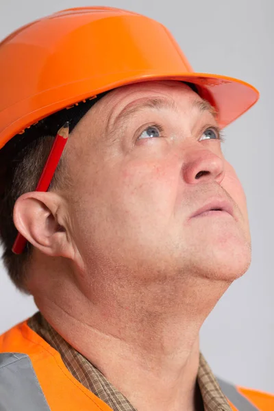 Bauarbeiter Mittleren Alters Mit Orangefarbenem Hut Und Bleistift Hinter Dem — Stockfoto