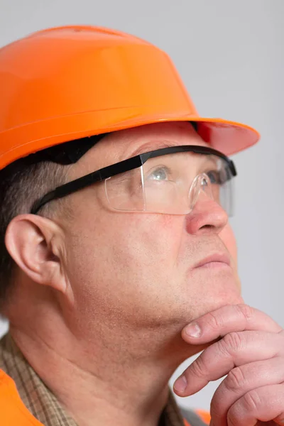 Close Face Profile Thoughtful Plump Engineer Protective Glasses Middle Aged — Foto Stock