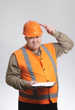 Gri stüdyo arkaplanındaki belgeleri gördükten sonra kalem başlıklı komik inşaat işçisi çizikleri gösteriyor ki, ustabaşı onların aptal olduğunu gösteriyor.