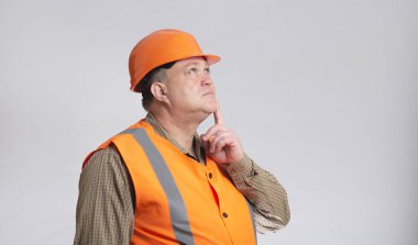 Şişman müteahhit profili, gri stüdyo arka planında orta yaşlı ön kişilik.