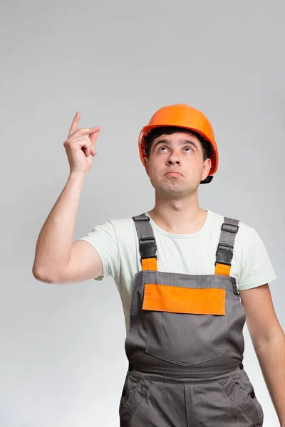 Joven Trabajador Construcción Sombrero Duro Chaleco Reflectante Levantó Dedo Como —  Fotos de Stock