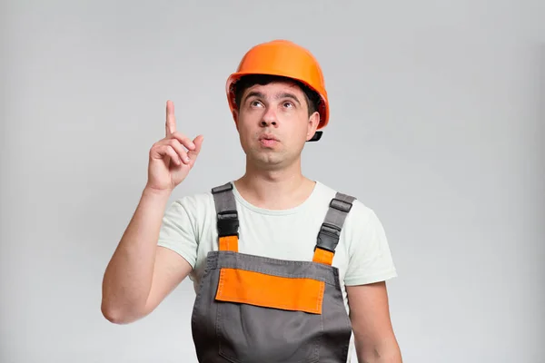 Joven Trabajador Construcción Sombrero Duro Chaleco Reflectante Levantó Dedo Como —  Fotos de Stock