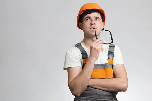 Constructor Joven Sombrero Duro Mono Pensando Con Gafas Boca Sobre —  Fotos de Stock