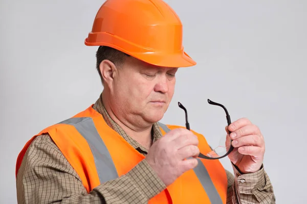 Face Middle Aged Engineer Hard Hat Putting Protective Glasses Grey — Stock Photo, Image