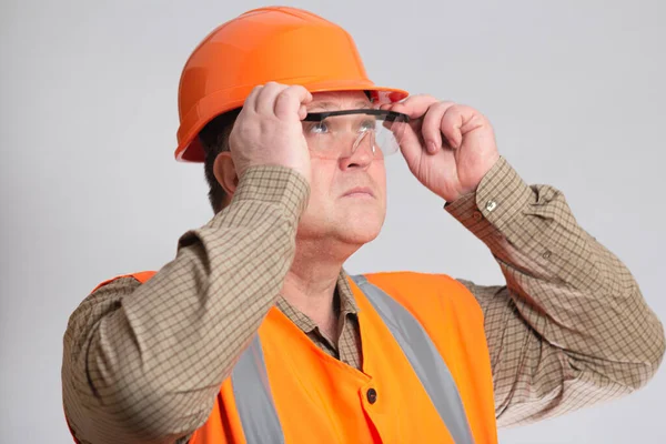 Tvář Středního Věku Stavební Dělník Pevném Klobouku Nasadit Ochranné Brýle — Stock fotografie
