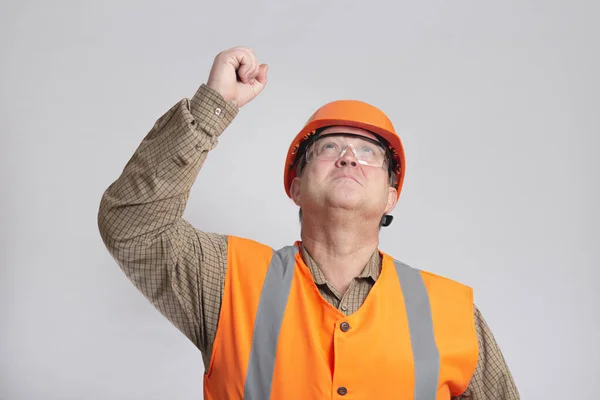 戴着硬礼帽的胖中年建筑承包商挥挥手看着白色孤立的背景 工头控制着工作 — 图库照片