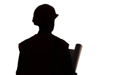 Sert şapka okuyan genç inşaat işçisinin siluet figürü, izole edilmiş beyaz arkaplan, inşaat endüstrisi konsepti üzerine ellerinde kağıt projesi açtı