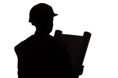 Sert şapka okuyan genç inşaat işçisinin siluet figürü, izole edilmiş beyaz arkaplan, inşaat endüstrisi konsepti üzerine ellerinde kağıt projesi açtı