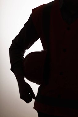 Siluet gövde inşaat işçisi figürü kolunun altında sert şapka ile beyaz izole arka plan, inşaat endüstrisi konsepti
