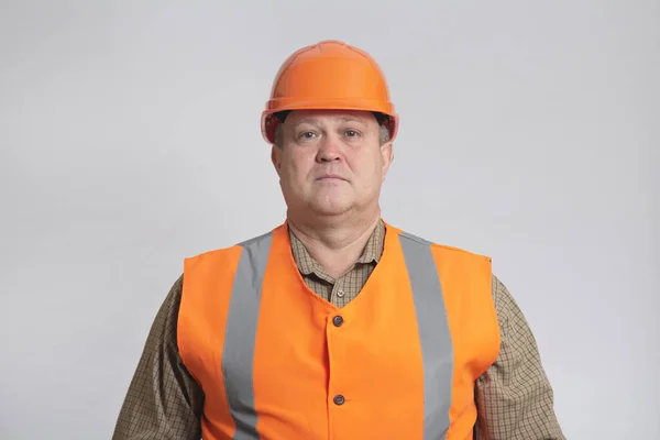 认真成熟的建筑工人 头戴头盔 灰色工作室背景的反光夹克和衬衫 富有的工人 — 图库照片