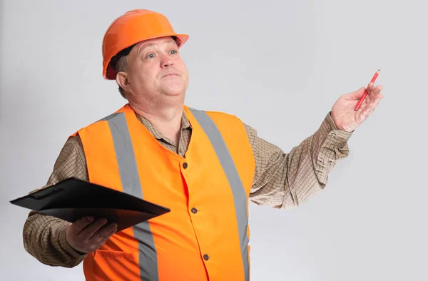 文書グレーの背景とハード帽子の中年の脂肪激怒エンジニア 建築プロセスの制御 — ストック写真