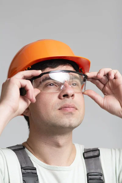 Okulary Ochronne Jako Element Munduru Budowlanego Rękach Młodego Człowieka Pracownik — Zdjęcie stockowe