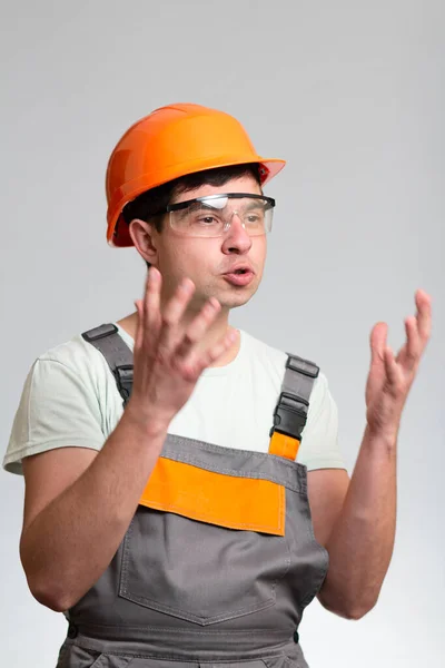 Lustig Verärgerter Vorarbeiter Hysterie Vor Grauem Hintergrund Komische Emotionen Gesicht — Stockfoto