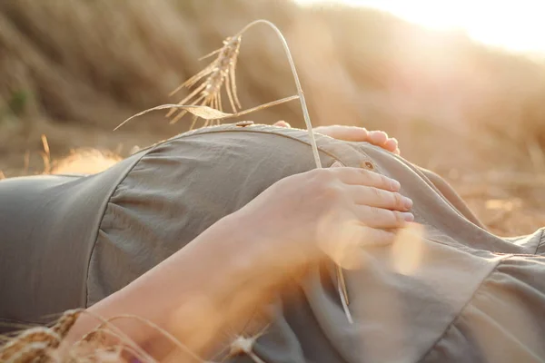 Mujer Joven Acostada Campo Trigo Verano Atardecer Tocando Vientre Futura — Foto de Stock