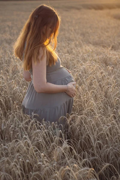 Embarazada Mujer Pelirroja Feliz Tocando Vientre Futura Madre Joven Caminando — Foto de Stock