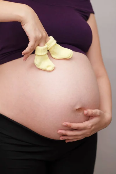 Mão Feminina Colocar Seus Dedos Pequenas Meias Bebê Caminha Fazer — Fotografia de Stock