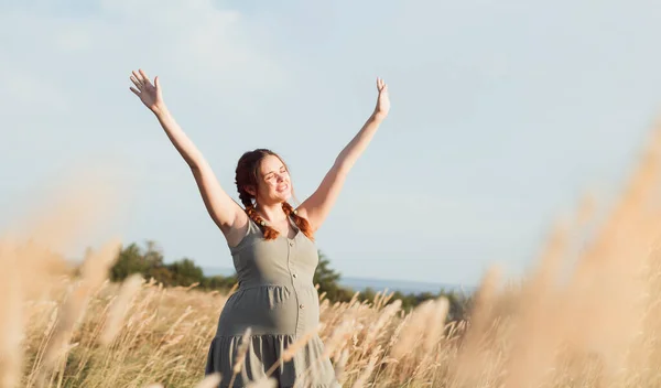 Junge Schöne Schwangere Frau Spaziert Feld Zwischen Trockenem Flauschigem Gras — Stockfoto