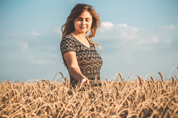 Romantique Belle Jeune Femme Aux Cheveux Longs Marchant Sur Champ — Photo