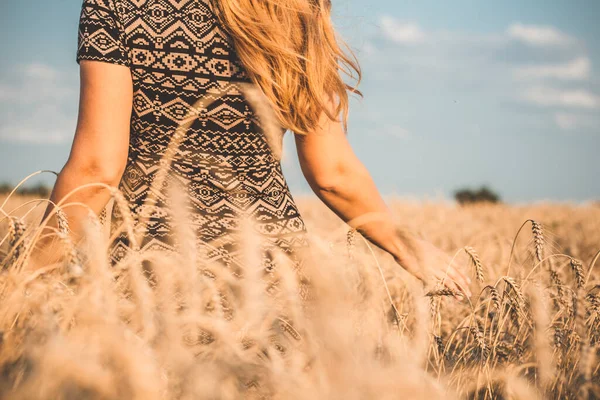 Щаслива Красива Молода Жінка Гуляє Пшеничному Полі Стиглими Колосками Дівчина — стокове фото