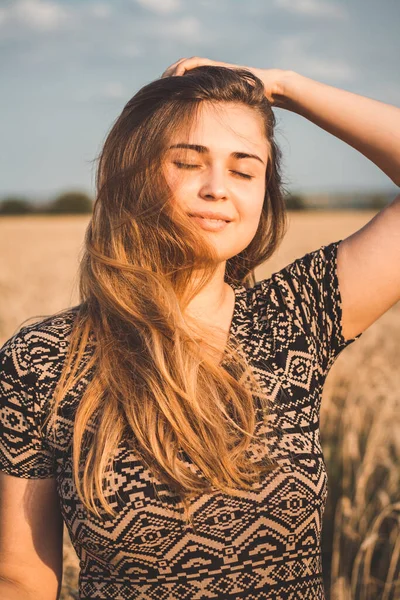 Счастливая Романтичная Молодая Женщина Наслаждающаяся Закатом Природы Пшеничном Поле Девушка — стоковое фото