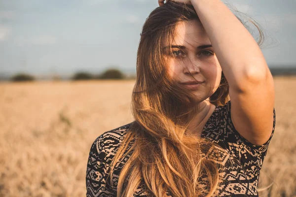 Gün Batımında Buğday Tarlasında Güzel Genç Bir Kadının Portresi — Stok fotoğraf