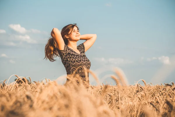 Feliz Hermosa Joven Mujer Disfrutando Naturaleza Levantando Las Manos Fondo —  Fotos de Stock