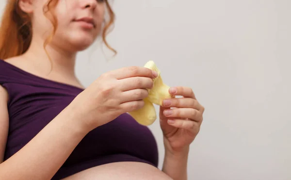 Ευτυχισμένη Κοκκινομάλλα Έγκυος Γυναίκα Κρατώντας Μικρές Κάλτσες Μωρό Απομονωμένο Γκρι — Φωτογραφία Αρχείου