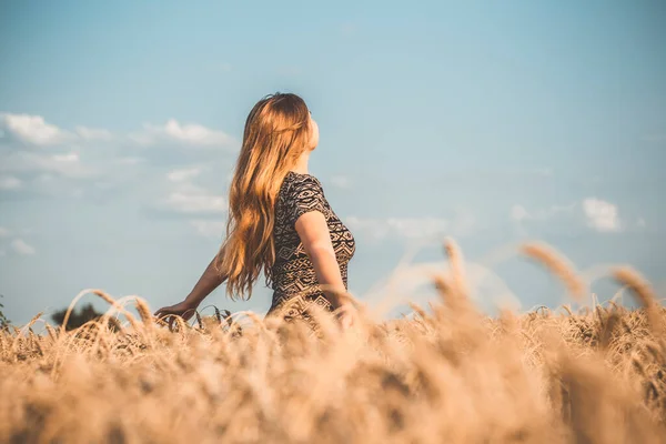 Glücklich Romantische Junge Frau Genießt Die Natur Hebt Die Hände lizenzfreie Stockfotos