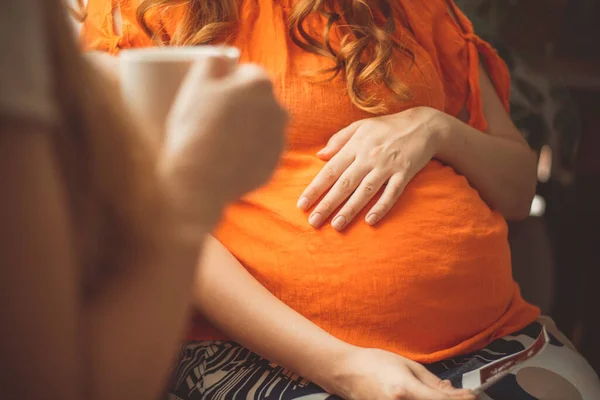 Mujer Joven Embarazada Sentada Cocina Con Novia Hablando Ultrasonido Instantánea — Foto de Stock