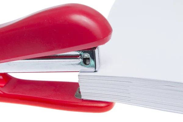 Röd häftapparat och papper — Stockfoto